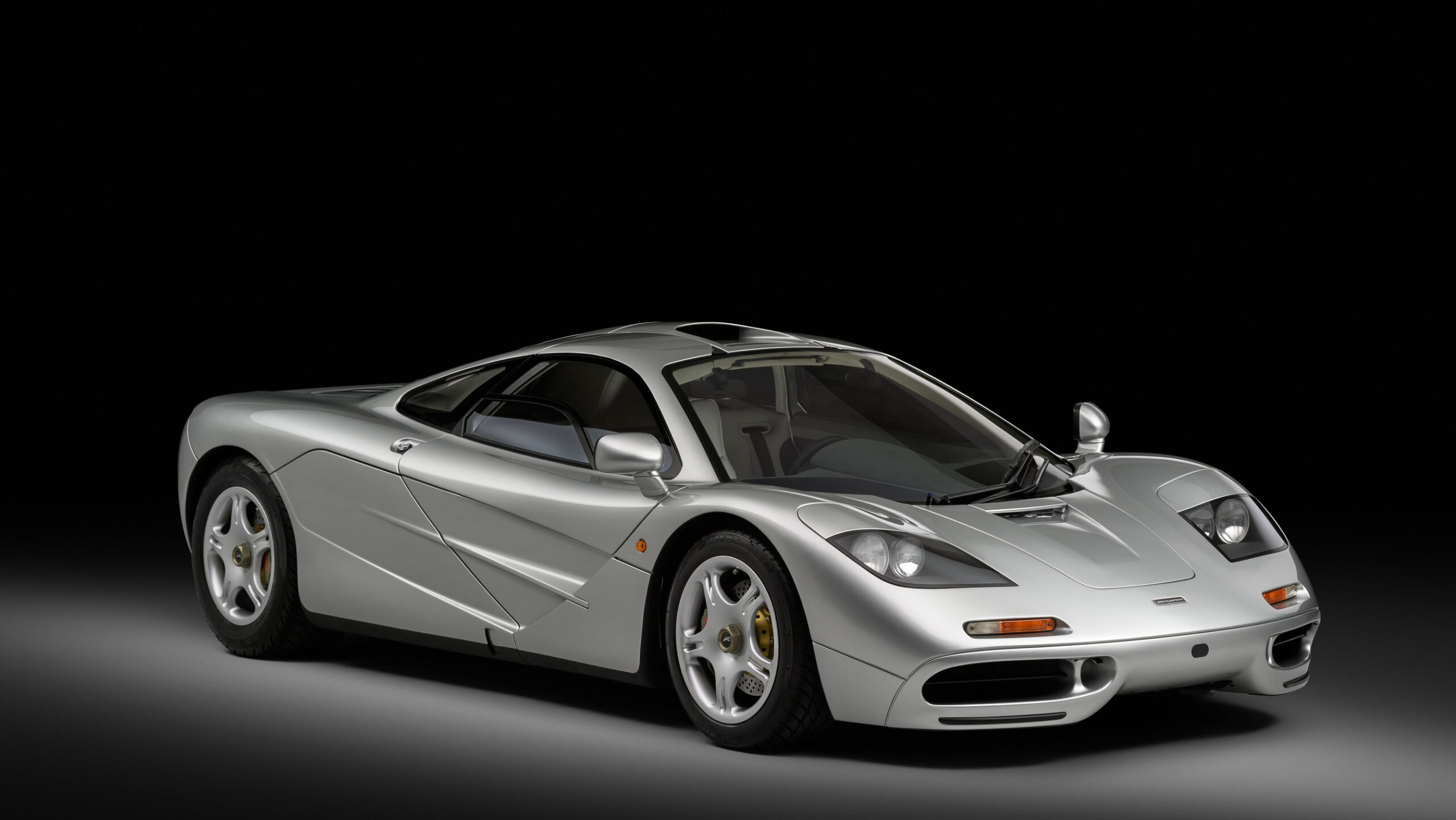 Large-11279-Freshly-restoredF1063topremiereatUKsHamptonCourtConcoursdElegance
